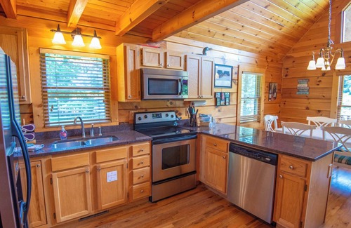 Piney Creek Cabin | Charming River Front Cabin with Hot Tub & Wi-Fi Access