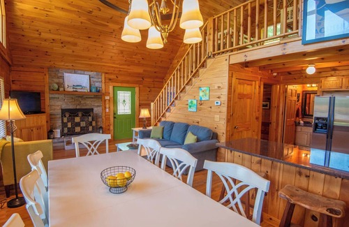 Piney Creek Cabin | Charming River Front Cabin with Hot Tub & Wi-Fi Access