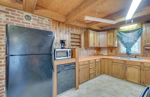 Baldwinsville Apartment | Riverside Apartment in Baldwinsville with Shared Deck