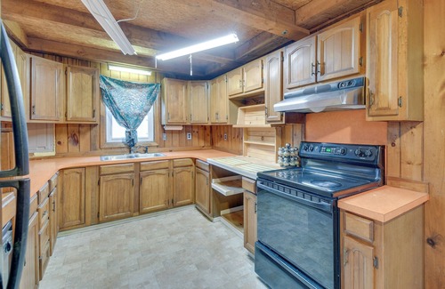 Baldwinsville Apartment | Riverside Apartment in Baldwinsville with Shared Deck