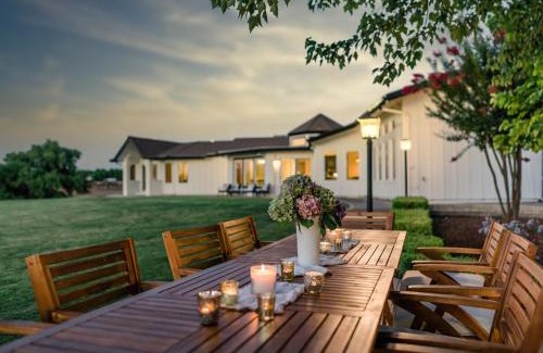 Kingsburg House | Riverfront Retreat Featuring Pickle Ball and Breakfast