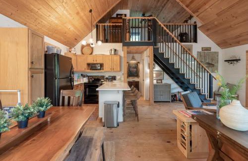 Crumpler House | Riverfront Cabin in Crumpler- Sleeps 6, 30 Mins to West Jefferson