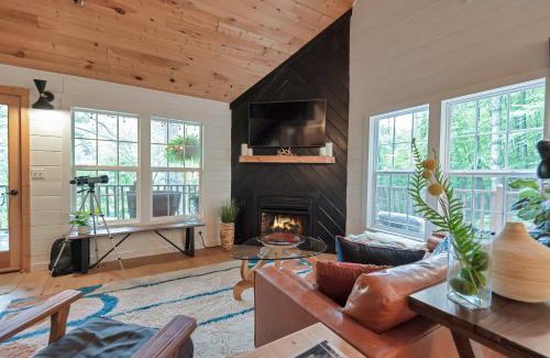 Crumpler House | Riverfront Cabin in Crumpler- Sleeps 6, 30 Mins to West Jefferson