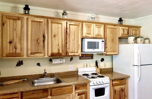 Trail Cabin | Riverside Cabin on The Rogue with Spa & Lake Views