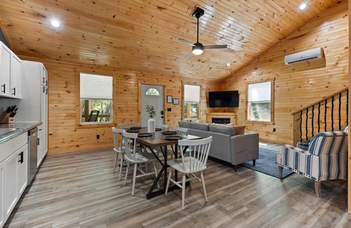 Bakerton Cabin | Riverfront Cabin~Sleeps 18~Private River Boat Ramp~20 Min drive Lake Cumberland