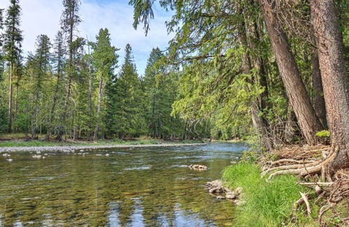 Bonners Ferry Cabin | Riverfront Cabin NO TRAIN HORN, Fenced Gated Yard