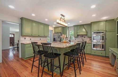 Douglasville House | Idyllic Riverfront Cabin with Hot Tub & Outdoor Movies