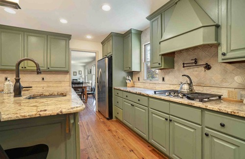 Douglasville House | Idyllic Riverfront Cabin with Hot Tub & Outdoor Movies