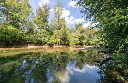Hedgesville House | Cozy Riverfront Cabin with Firepit, Pool Table & WiFi