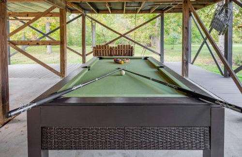 Hedgesville House | Cozy Riverfront Cabin with Firepit, Pool Table & WiFi