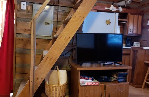 Derby Cabin | Pet-Friendly Riverfront Cabin with Hot Tub & Breakfast