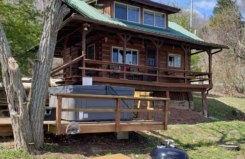 Derby Cabin | Pet-Friendly Riverfront Cabin with Hot Tub & Breakfast