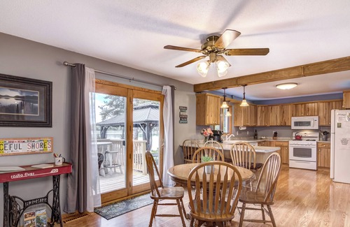 Amery House | Scenic Riverfront Cabin with Kayaks & Child-Friendly Amenities