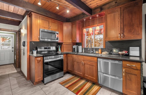 Leavenworth Cabin | Riverfront Chalet - Cozy 2 Bedroom Loft with Hot Tub Access