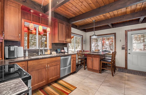 Leavenworth Cabin | Riverfront Chalet - Cozy 2 Bedroom Loft with Hot Tub Access