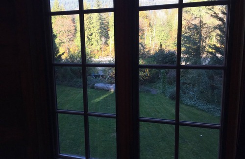 Gold Bar Ski Chalet | Riverfront Chalet with Breathtaking Views in Cascade Mountains