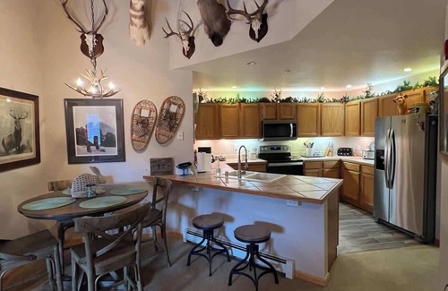 Breckenridge Condo | Relaxing Riverfront Retreat with Hot Tub and Fireplace