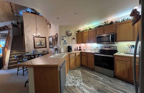 Breckenridge Condo | Relaxing Riverfront Retreat with Hot Tub and Fireplace