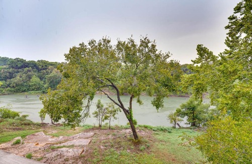 Thomaston House | Relaxing Riverfront Cuero Home with Pet-Friendly Amenities