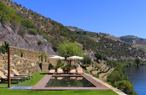 Cotas Villa | Elegant Retreat by the Douro with Private Pool & Breakfast
