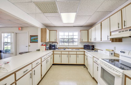 Astor Condo | Relaxing Riverfront Florida Getaway with Pool & Spa Access