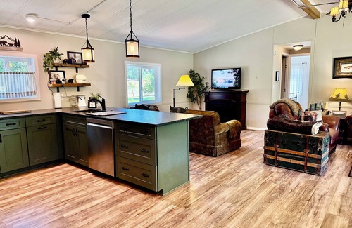 Trail House | Riverfront Retreat: 3BD/2BA with Spa Bath & Fishing