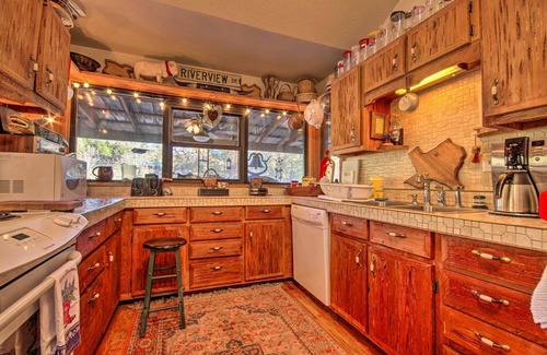 Mammoth Spring Cabin | Riverfront Escape: Treehouse, Fire Pit & Ocean Views Await!