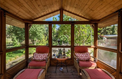 Three Rivers House | Discover Riverfront Home: Ideal Spot for Family Fun!
