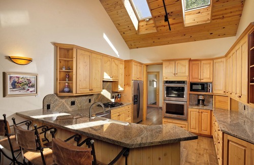 Woody Creek House | Elegant Riverfront Retreat in Woody Creek for Families