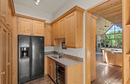 Woody Creek House | Elegant Riverfront Retreat in Woody Creek for Families