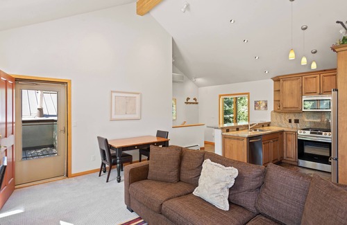 Woody Creek House | Elegant Riverfront Retreat in Woody Creek for Families