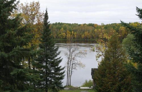 International Falls Hotel | Pet-Friendly Riverfront Hotel with Breakfast & Hot Tub Access