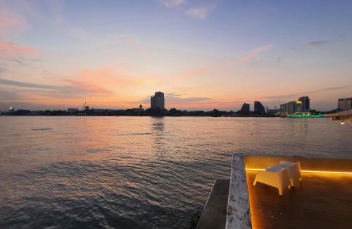 Wachira Phayaban House | Unforgettable Riverfront Retreat at Baan Rimphraya