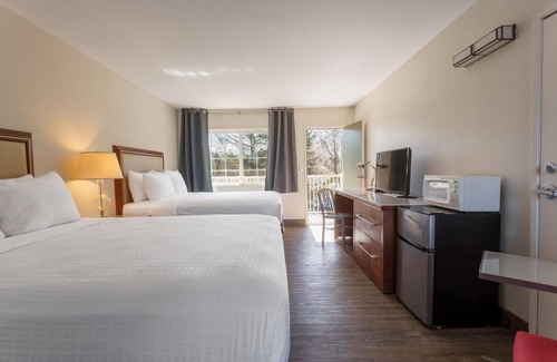 Roseburg Hotel | Riverside Retreat at Riverfront Inn Roseburg with Pool & Dining