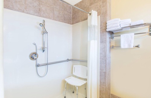 Roseburg Hotel | Riverside Retreat at Riverfront Inn Roseburg with Pool & Dining