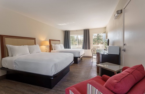 Roseburg Hotel | Riverside Retreat at Riverfront Inn Roseburg with Pool & Dining