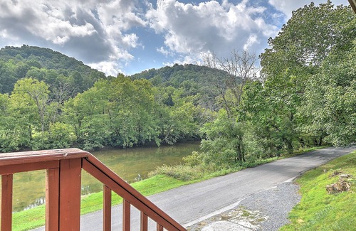 Abingdon House | Riverfront Retreat: King Suite, Kayaks & Pet-Friendly Stay