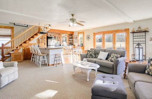 Kingston Cottage | Waterfront Kingston Cottage with Deck, Steps to the Beach