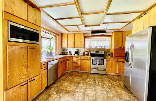 Trout Lake House | Riverfront Lodge: Ideal Retreat for Larger Groups