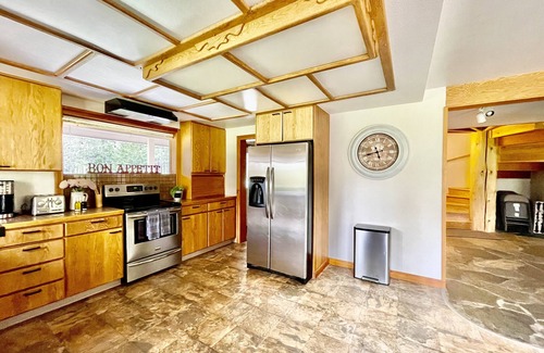 Trout Lake House | Riverfront Lodge: Ideal Retreat for Larger Groups