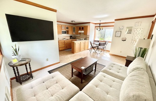 Trout Lake House | Riverfront Lodge: Ideal Retreat for Larger Groups