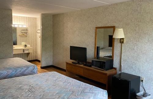 Burkesville Cabin | Discover Riverfront Lodge: Pet-Friendly with a Pool