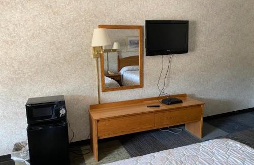 Burkesville Cabin | Discover Riverfront Lodge: Pet-Friendly with a Pool