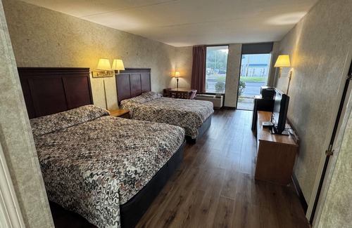 Burkesville Hotel | Riverfront Lodge: Family-Friendly Retreat with Pool Access