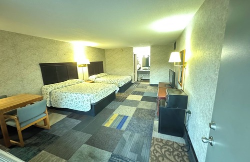 Burkesville Hotel | Riverfront Lodge: Family-Friendly Retreat with Pool Access