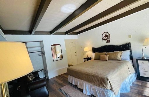 Shady Cove House | Inviting Riverfront Lodging with Kitchen Amenities