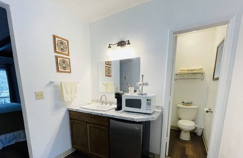Shady Cove House | Inviting Riverfront Lodging with Kitchen Amenities