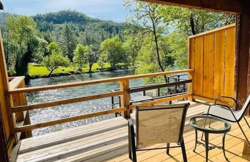 Shady Cove House | Inviting Riverfront Lodging with Kitchen Amenities