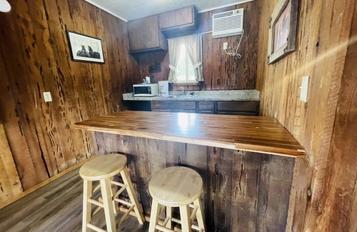 Shady Cove Hotel | Riverside Retreat: Family-Friendly Lodging with Spa & Breakfast
