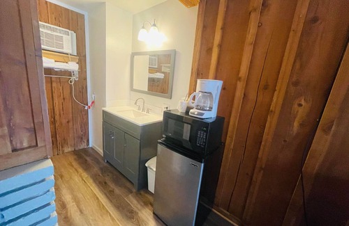 Shady Cove Hotel | Riverside Retreat: Family-Friendly Lodging with Spa & Breakfast